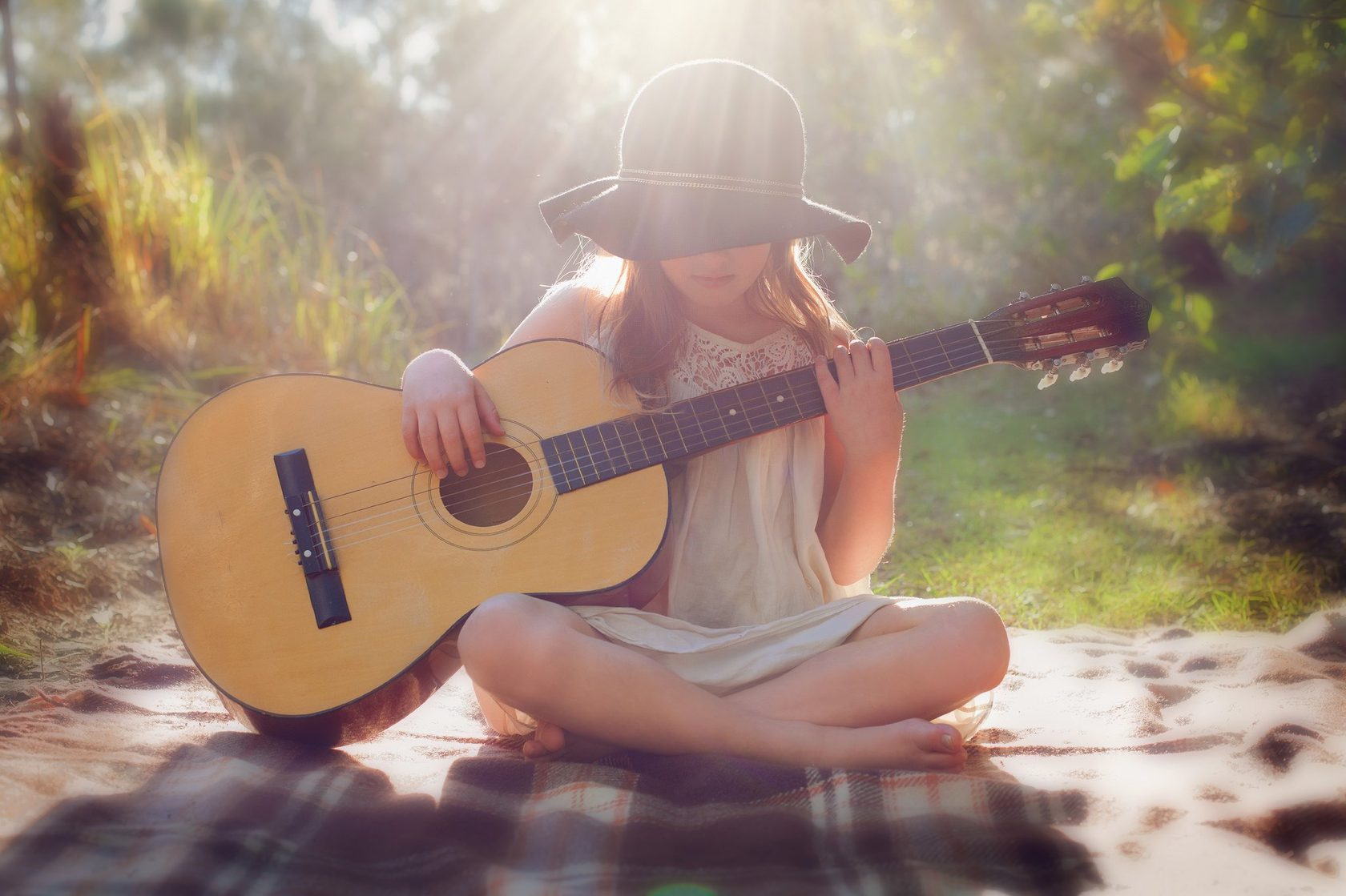 Музыка красивый молодой. Красивая девушка с гитарой. Девочка с гитарой. Фотосессия с гитарой. Девушка с акустической гитарой.