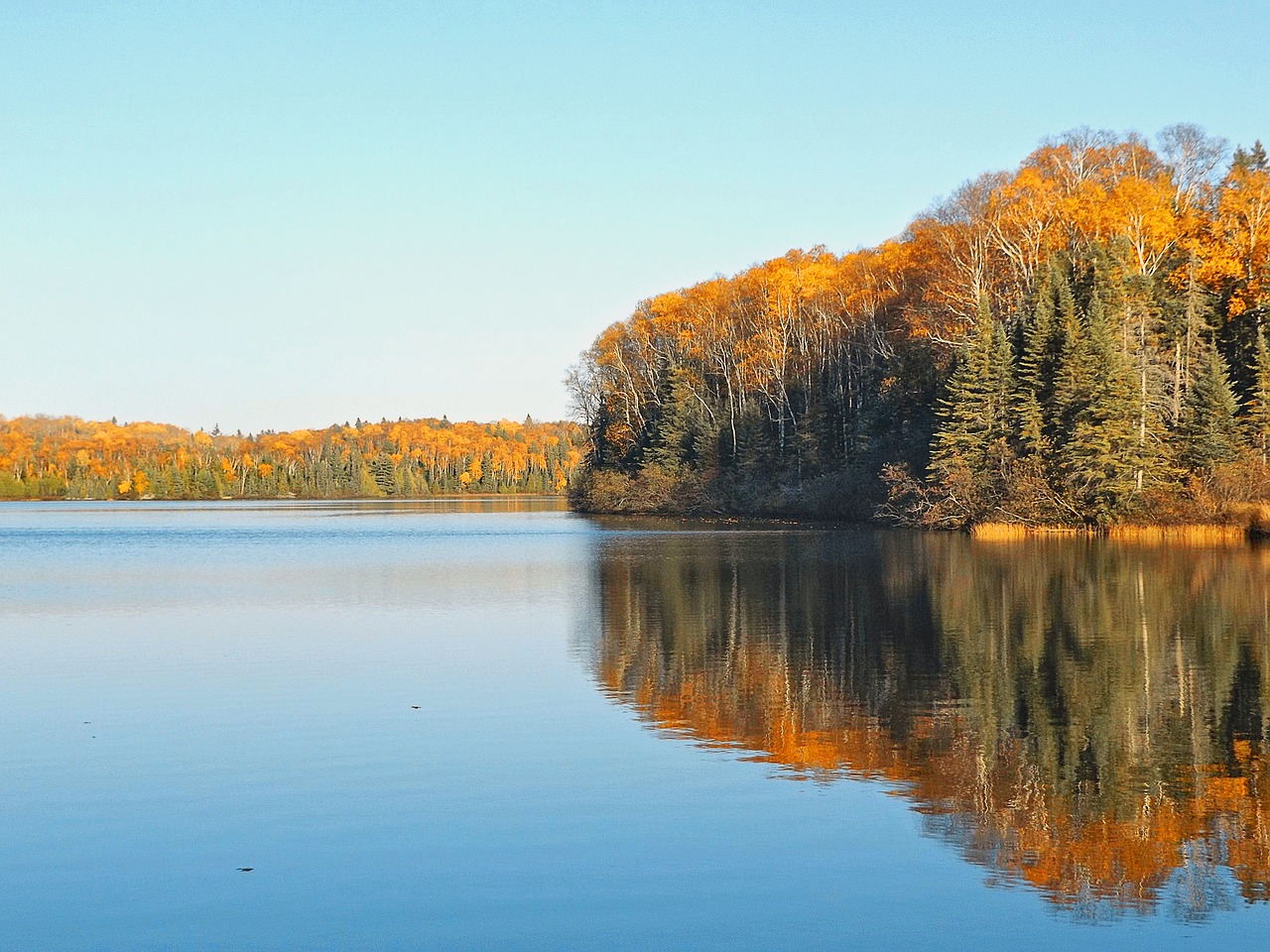 Озеро ранней осенью