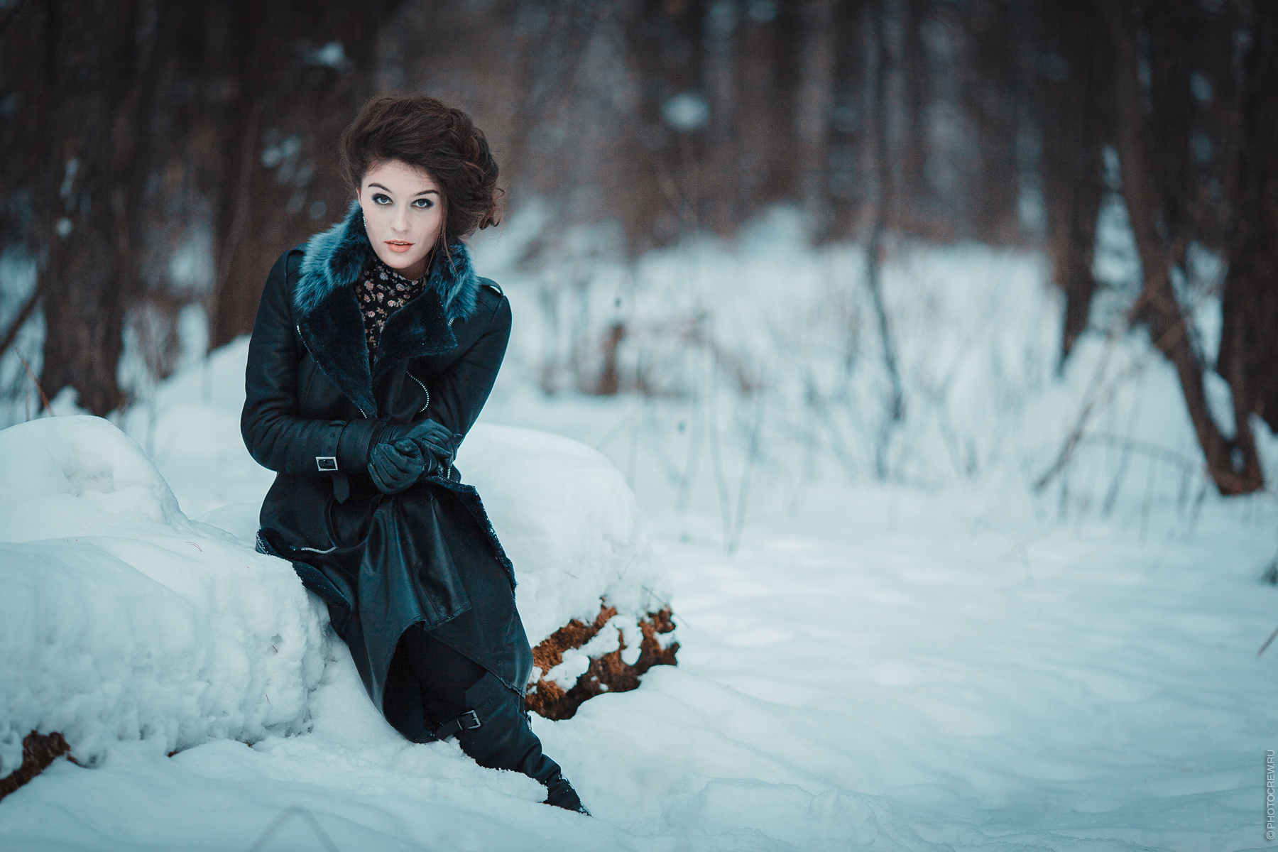 Девушка в платье зимой на улице