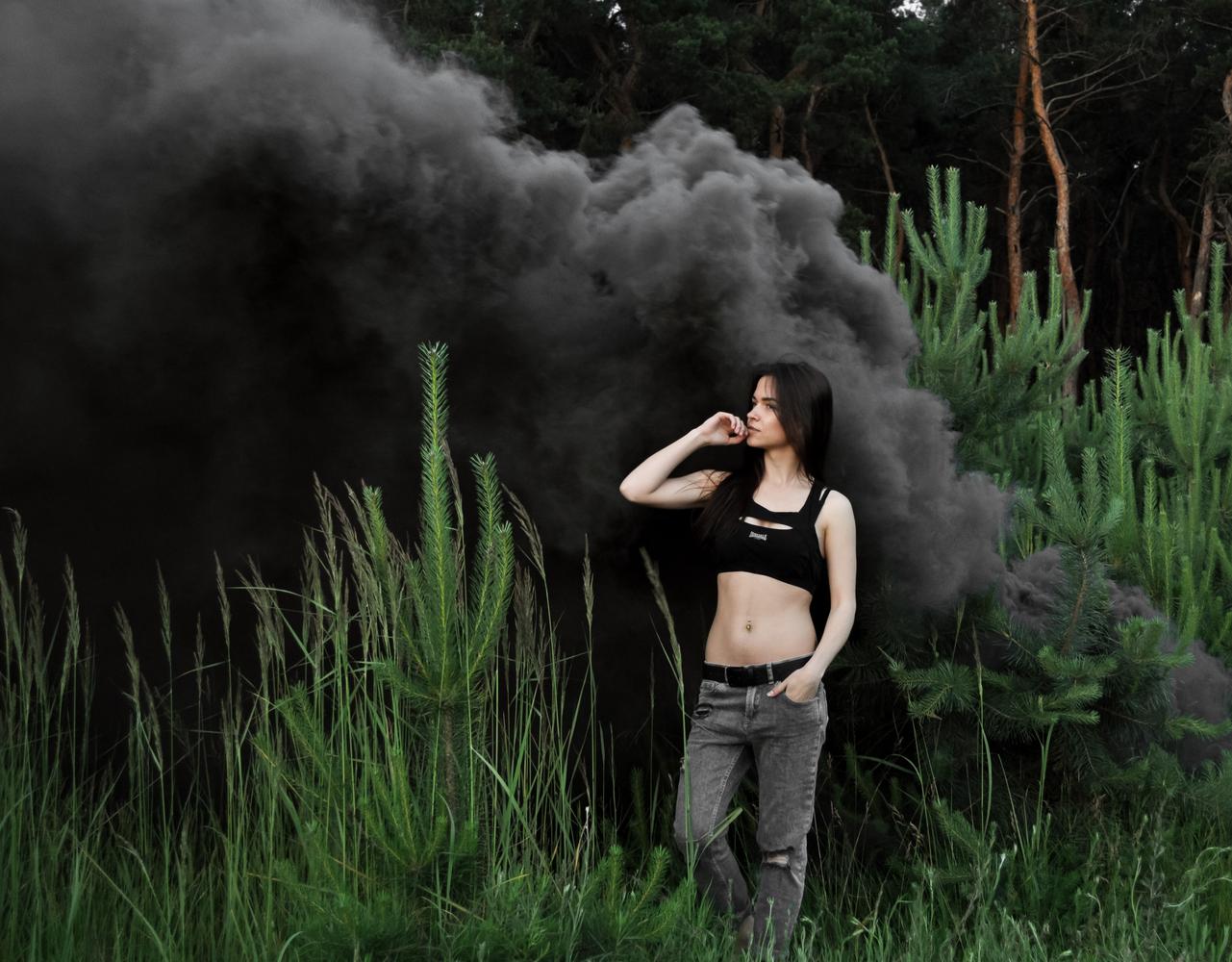 Сквозь лес и дым геншин. Фотосессия с дымом в лесу. Лес дымка. Дым в лесу. Девушка в дыму в лесу.