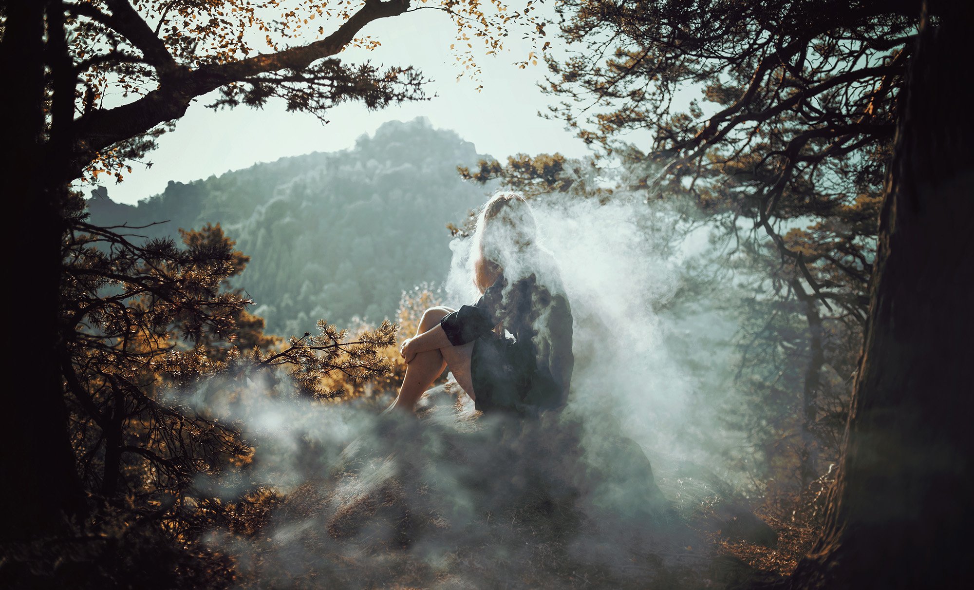 Сквозь лес и дым геншин. Девушка в тумане в лесу. Атмосферная фотосессия. Девушка горы туман. Фотосессия в тумане.