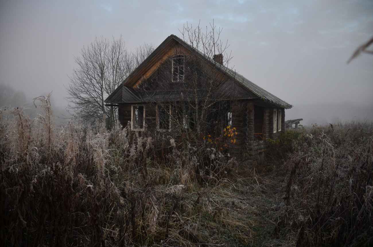 Заброшенный дом в деревне в России