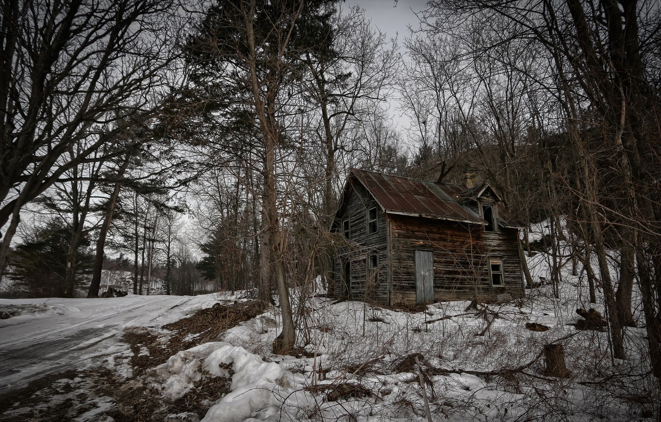 Заброшенный дом в зимнем лесу