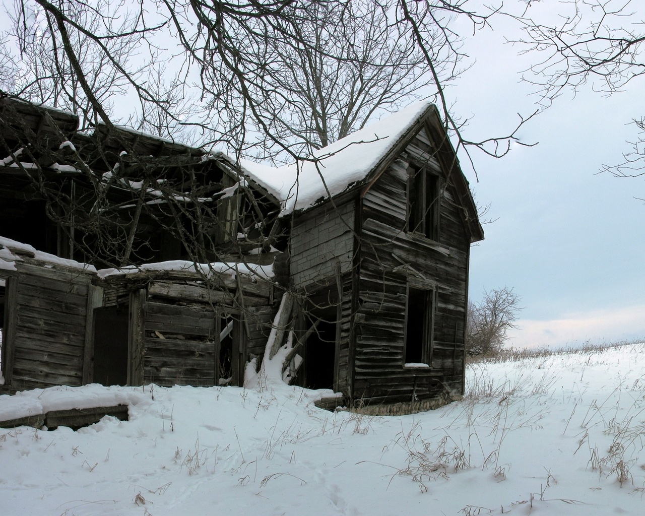 Заброшенный дом зимой