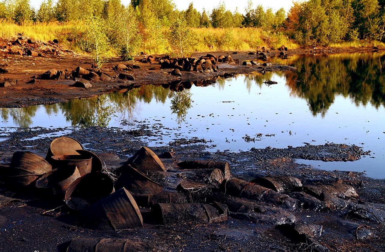 Влияние рек на окружающую среду. Озеро черная дыра Дзержинск. Химическое озеро черная дыра Дзержинск. Черная дыра в Дзержинске Нижегородской области. Дзержинск загрязненная вода.