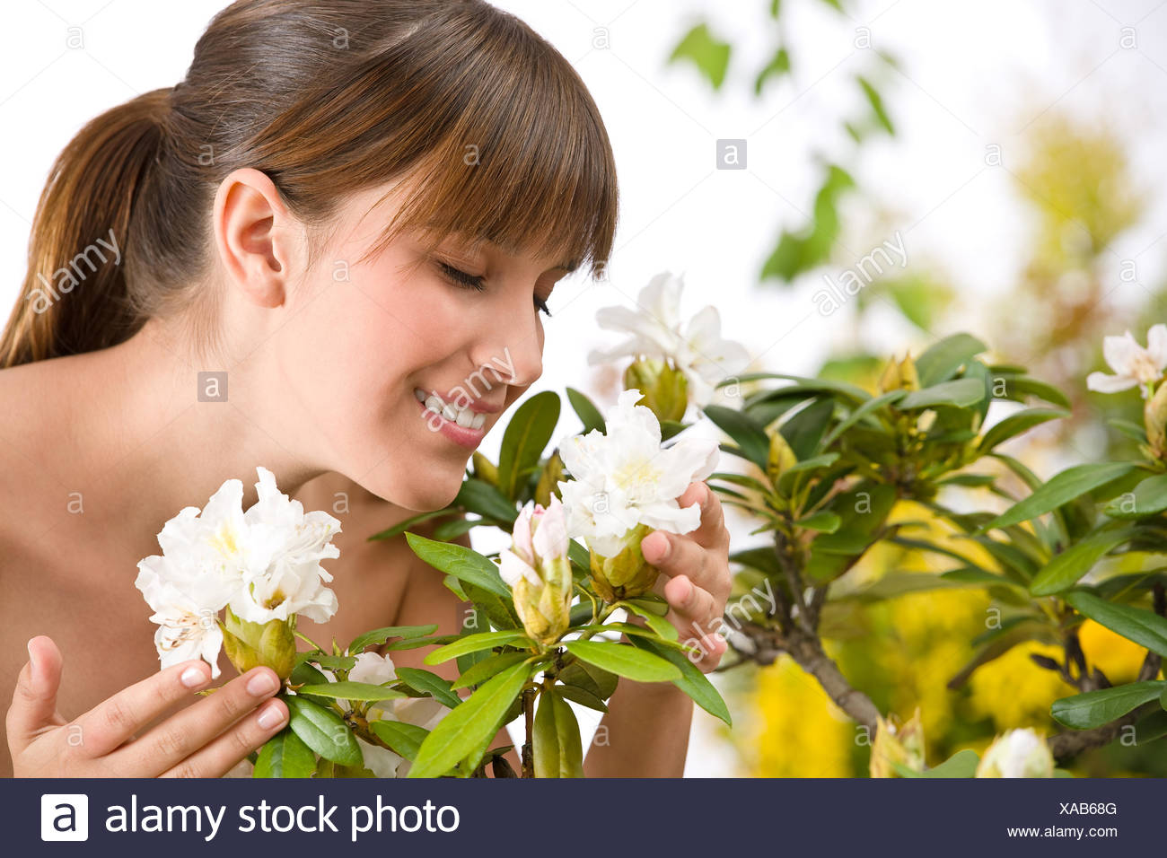 Человек нюхает цветок