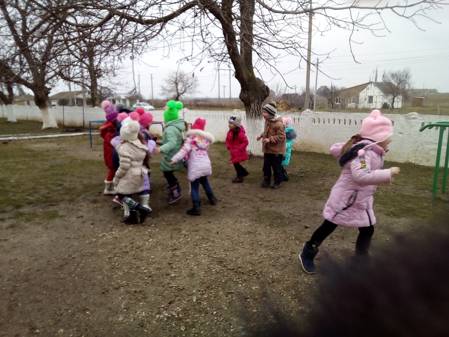 Весенние прогулки в средней группе. Весенняя прогулка в детском саду. Наблюдение в детском саду на прогулке. Дети на прогулке весной. Дети на прогулке в ДОУ.