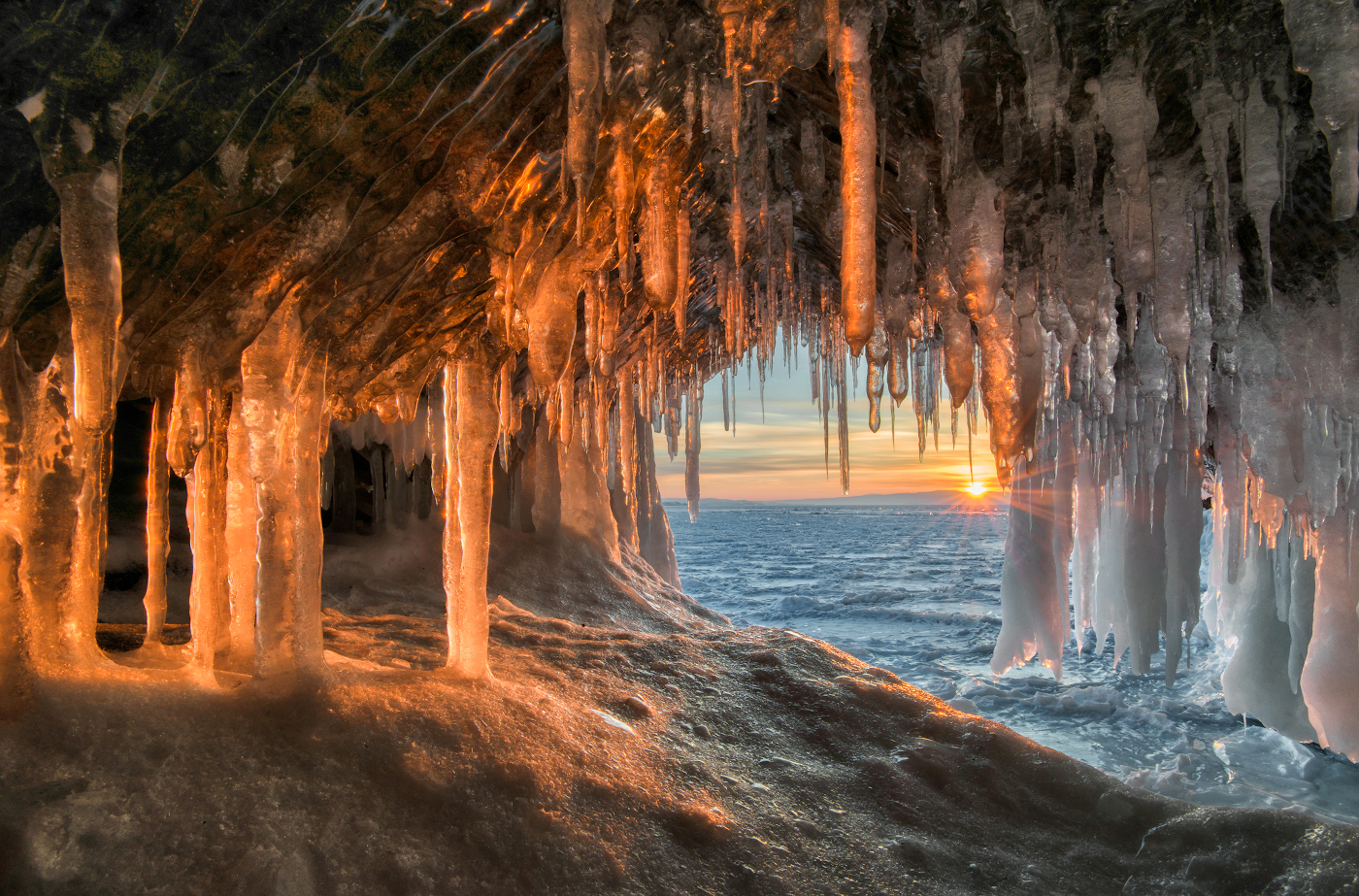Байкал сталактиты зимой