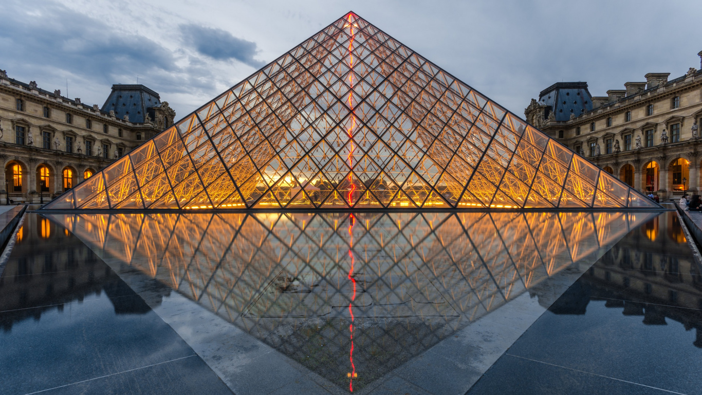 Пирамида Лувр симметрия