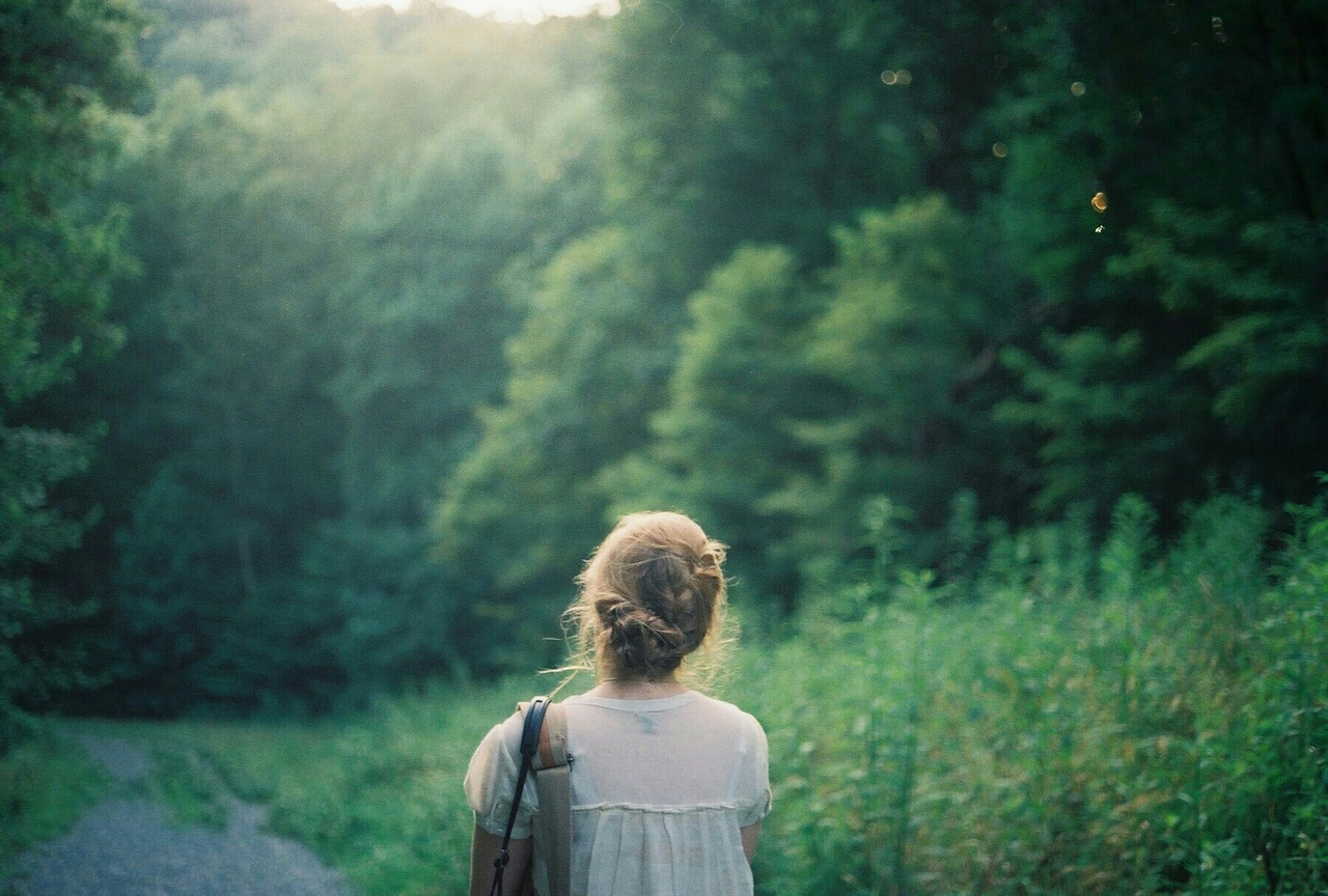 Девушка в лесу фото со спины