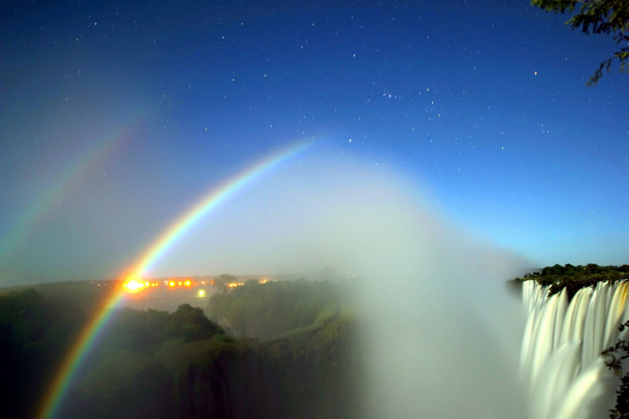 Явление в живой природе радуга. Лунная Радуга явление. Водопады Игуасу ночная Радуга.