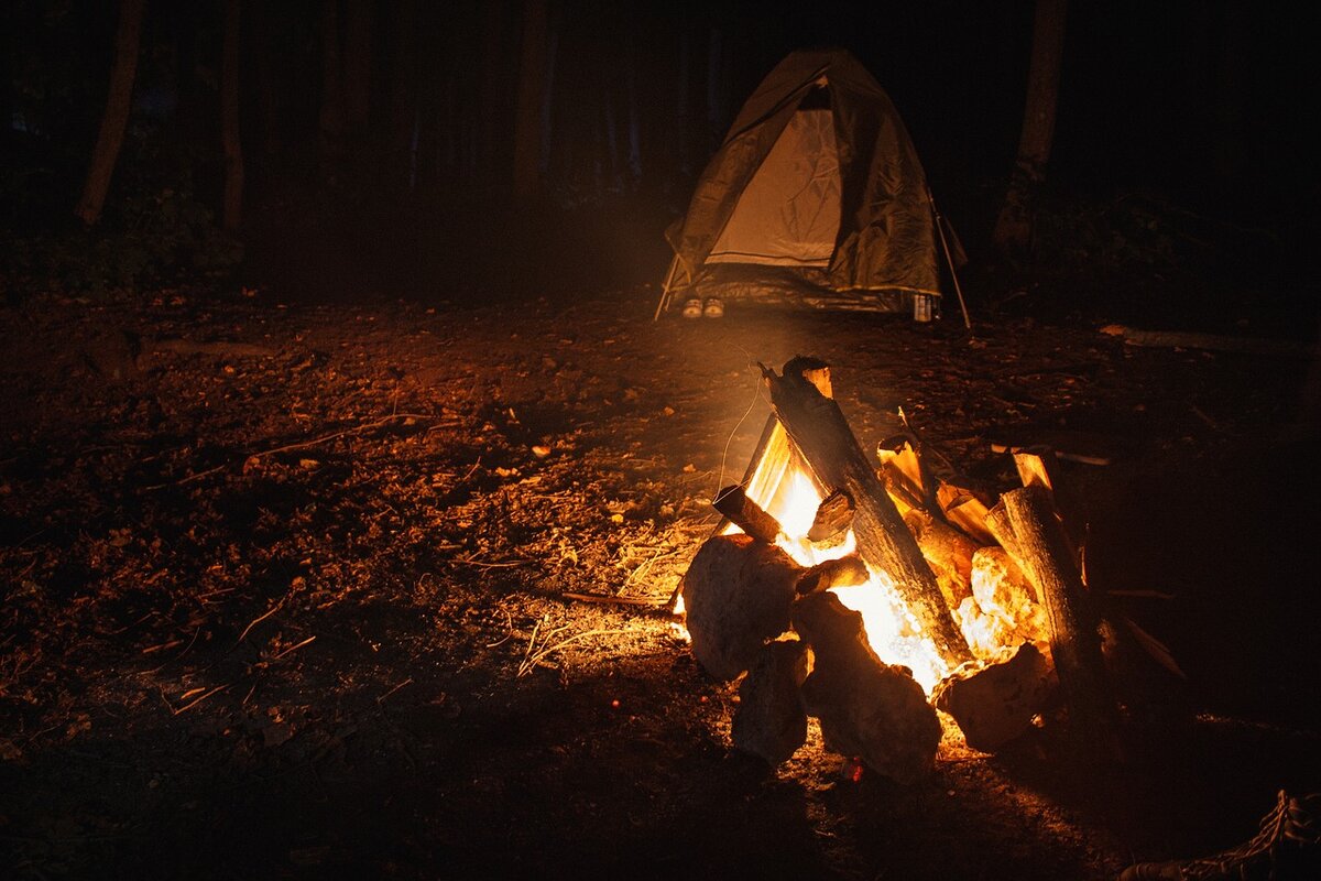 Палатка и костер фото