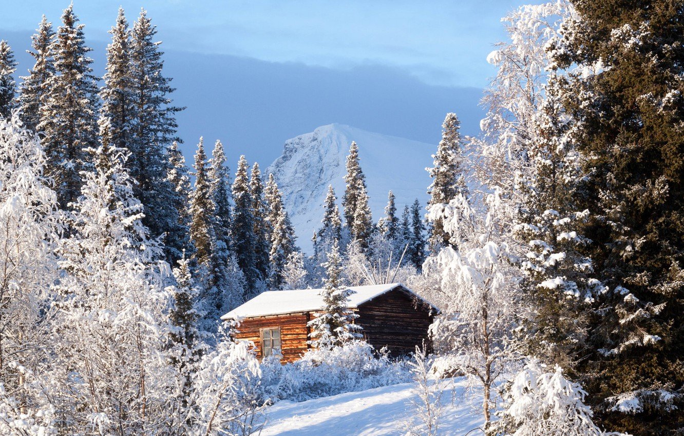 Зимний пейзаж с деревянным домом