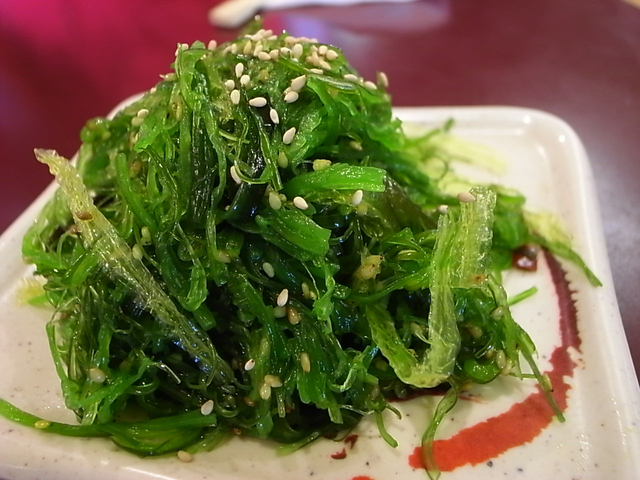 Морской салат чука. Чука (вакамэ). Зеленые водоросли чука. Морские водоросли чука чука. Чука вакаме в природе.