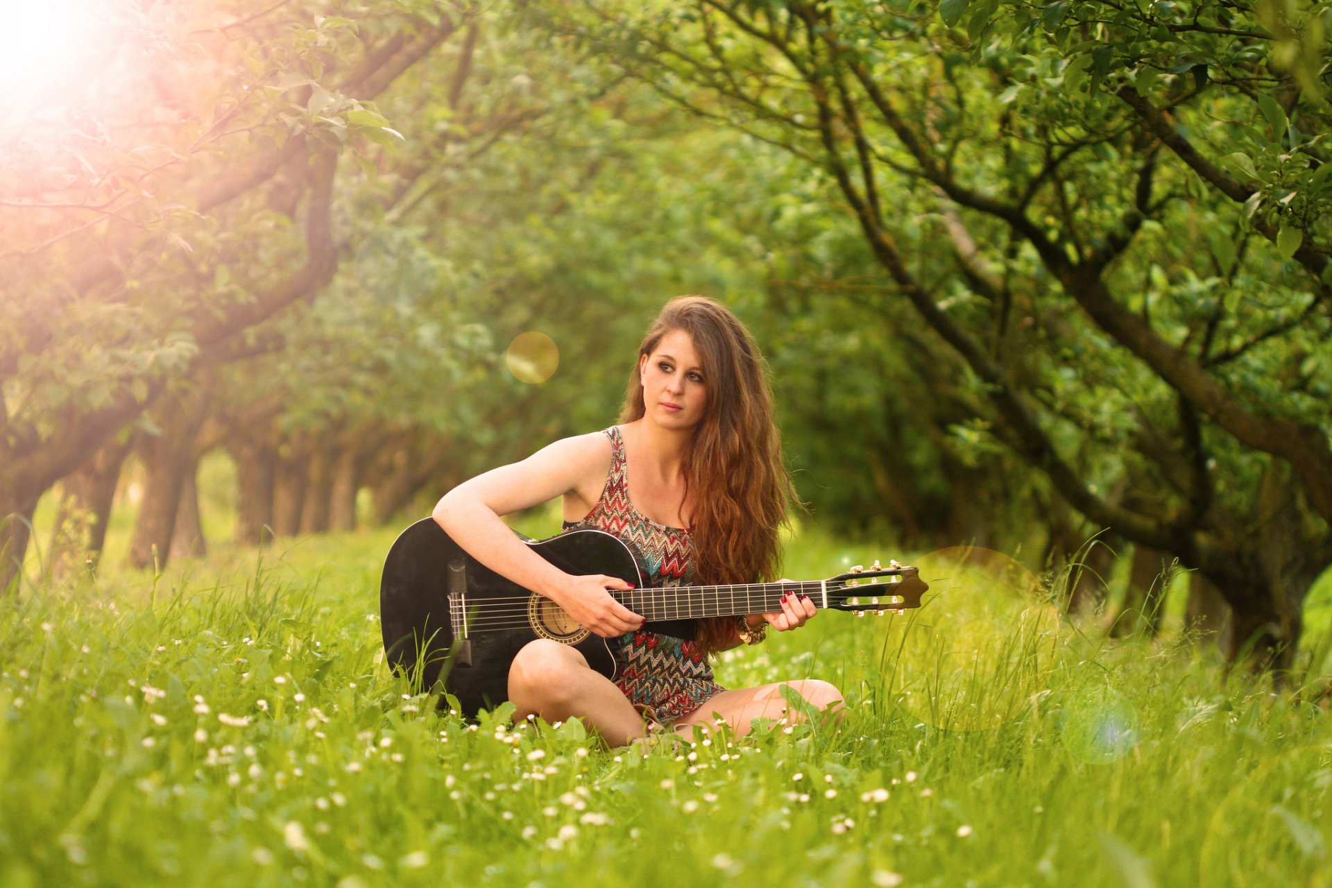 Девушка с гитарой на природе