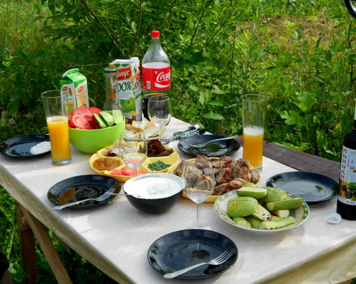 Фото стола с едой на природе