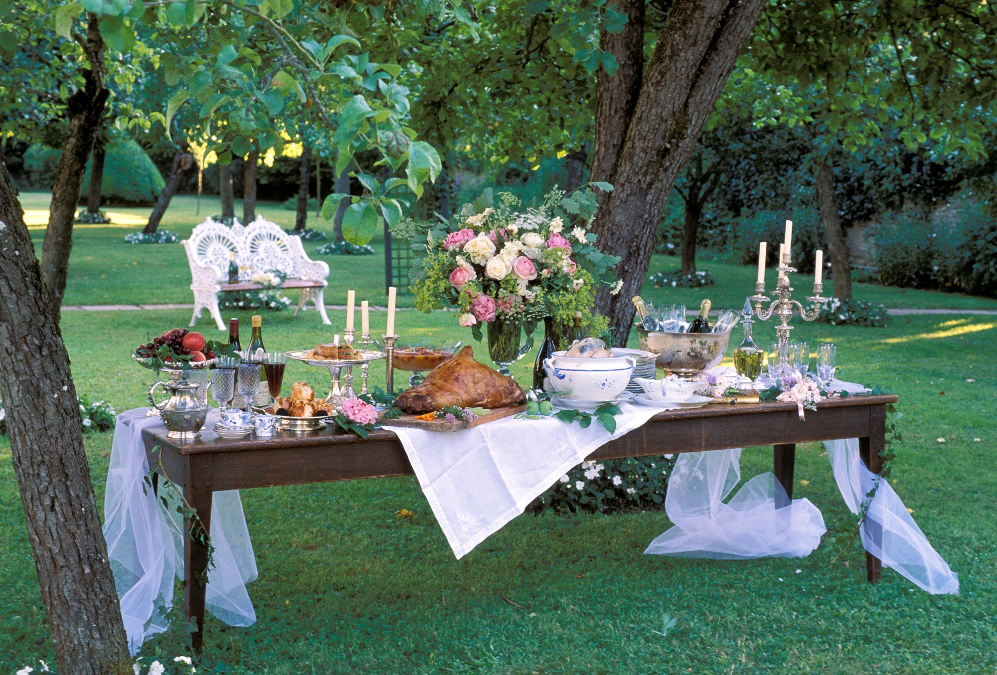 Сервировка стола на свадьбу на природе