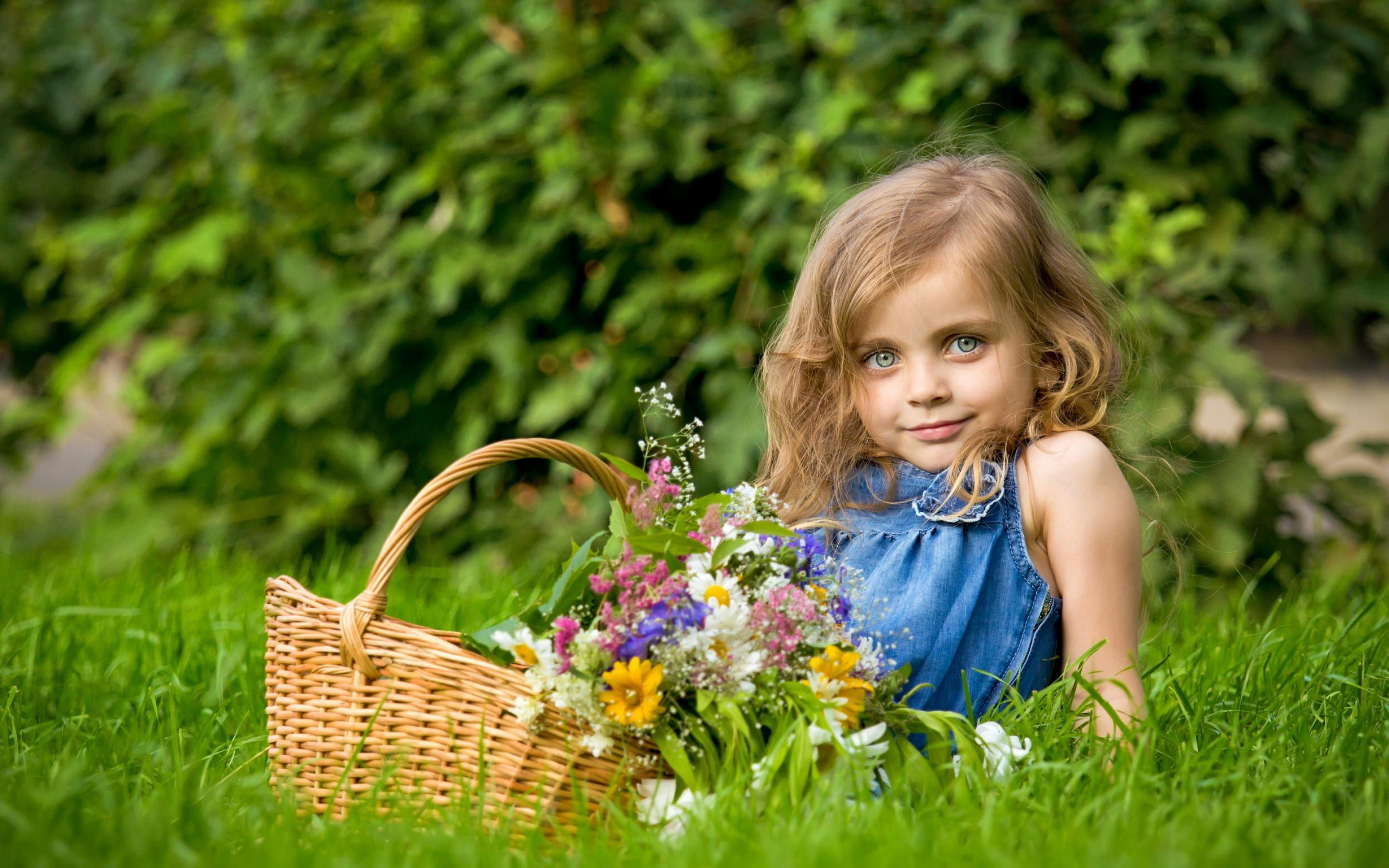Little girls models. Фон природа для детей. Лето дети. Девочка с корзинкой цветов. Полянка для детей.