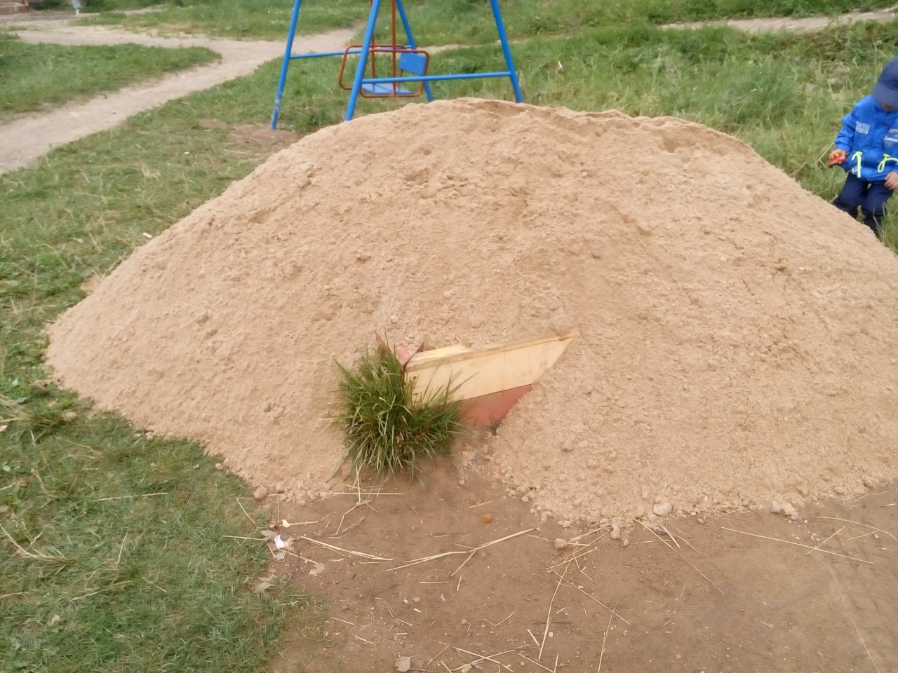 Куб песка цена московская область с доставкой. Песок для песочницы. Куча песка. Горный песок для песочницы. Куча песка в песочнице.