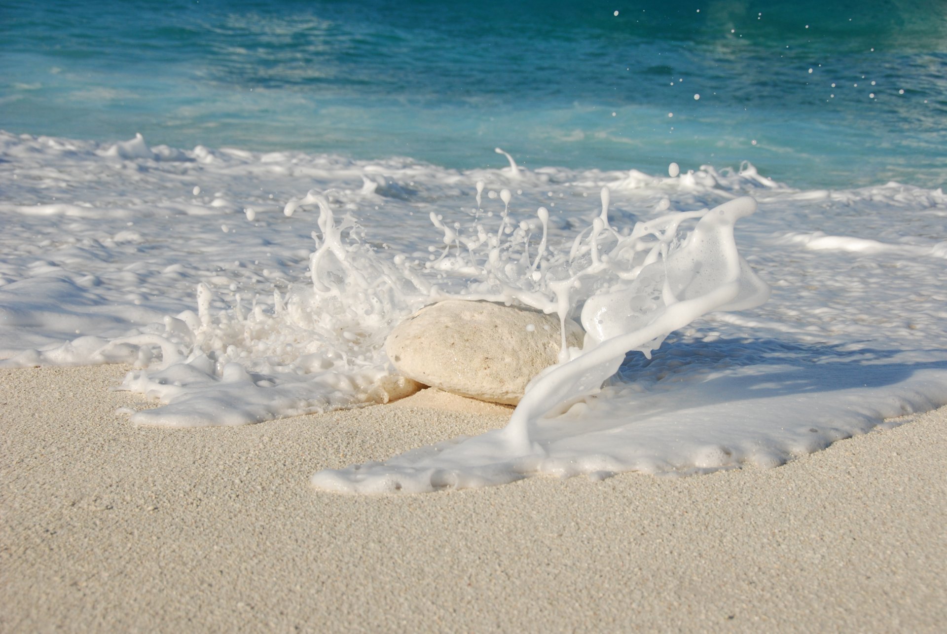 Песок в море