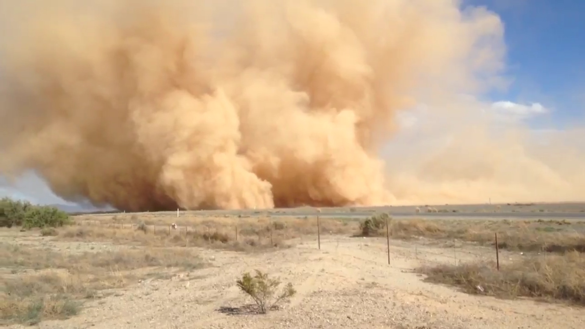 Домен бури. Самум Песчаная буря. Самум в пустыне. Песчаная буря Саудовская Аравия. Пыльная Песчаная буря атмосферное явление.