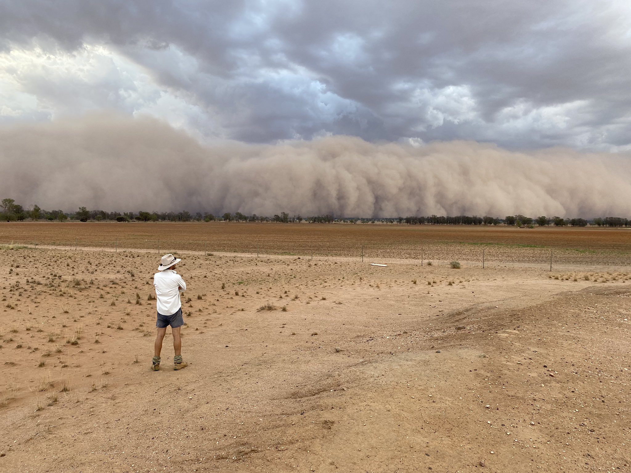 Вода ветер пыль. Самум Песчаная буря. Пылевая буря в Австралии. Песчаная буря в Австралии 2009. Песчаная буря в Австралии.