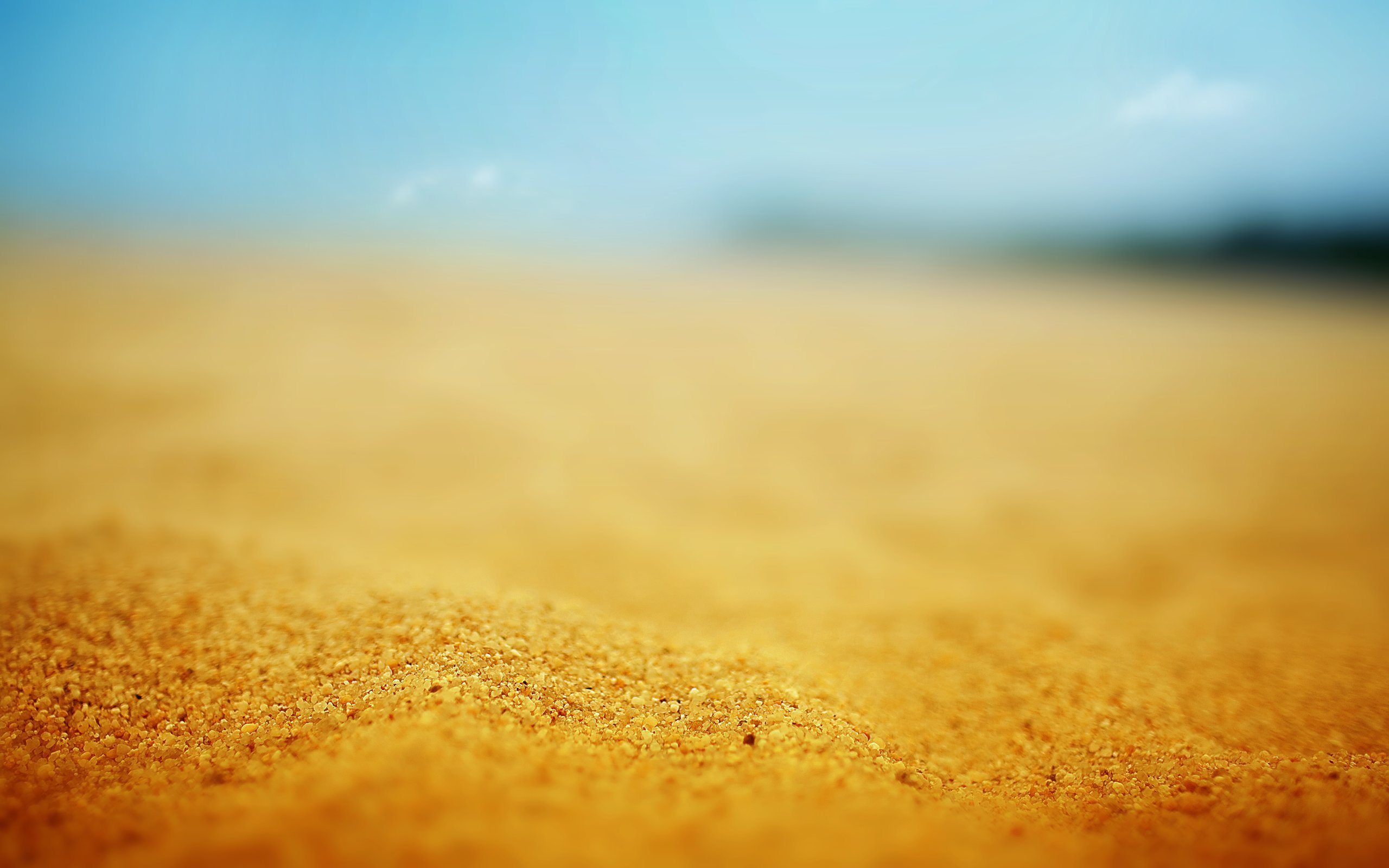 Море желтый песок