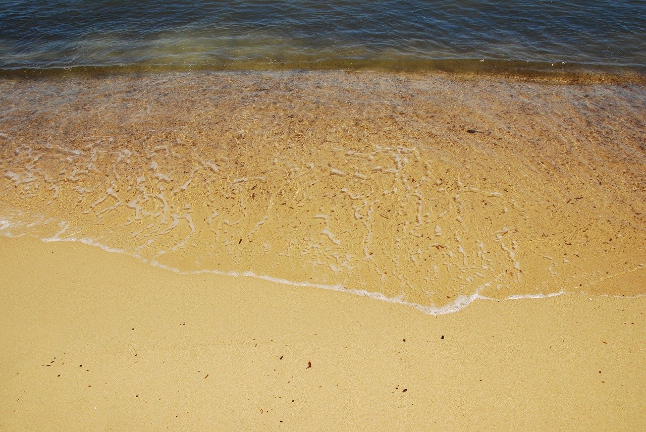Море желтый песок