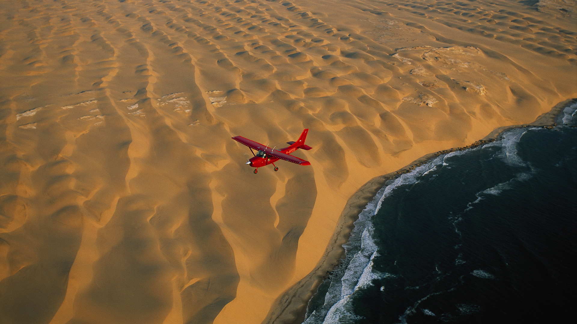 Пролетая над бассейном реки я видел. Пустыня Намиб встречается с Атлантическим океаном. Пустыня Намиб и море. Пустыня Намиб. Пустыня Намиб встречается с океаном фото.