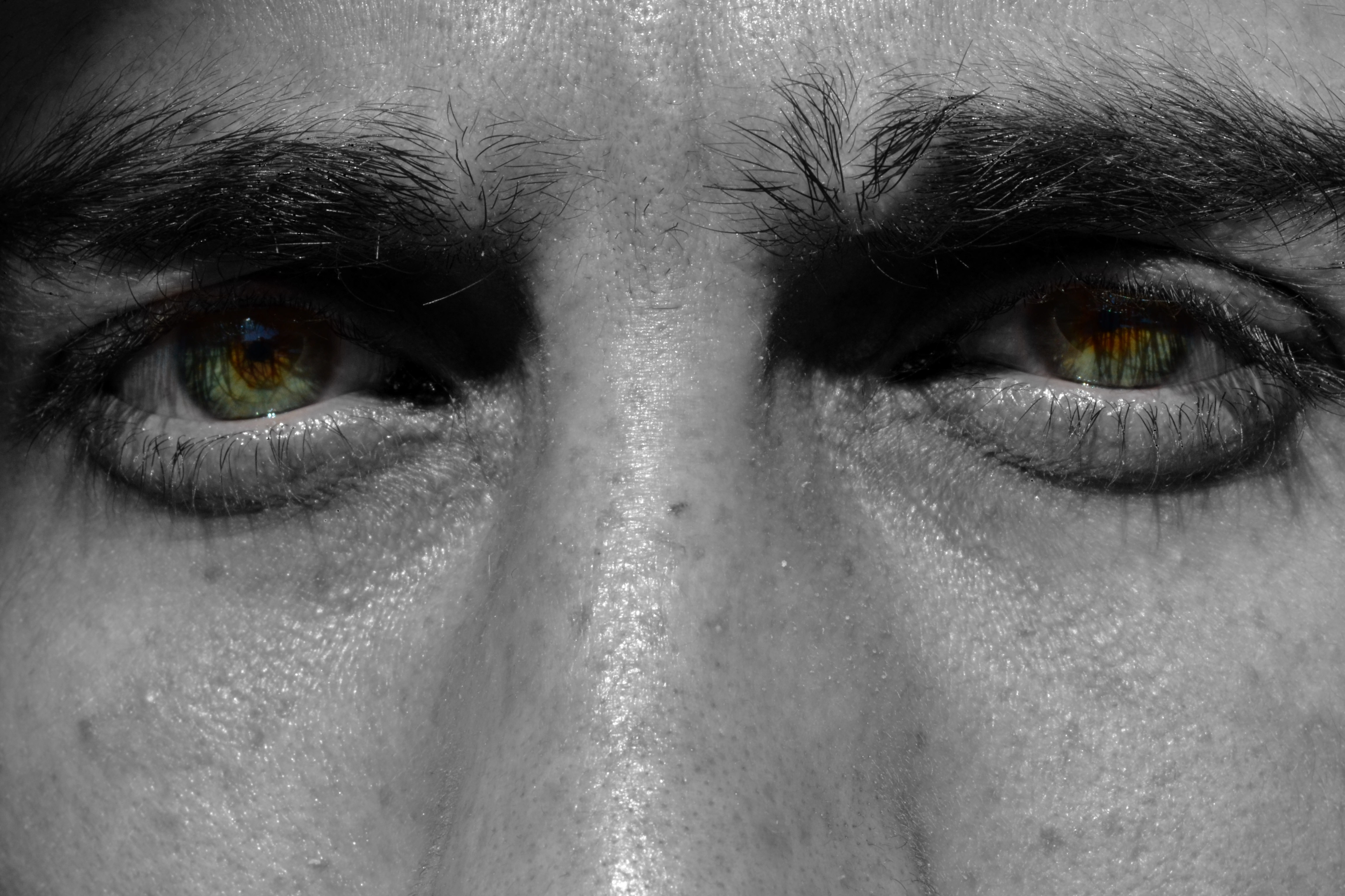 Пронзительно высоко. Глаза мужские. Черные глаза мужские. Темные глаза мужские. Злые мужские глаза.