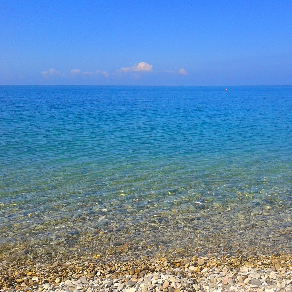 Ольгинка черное море. Дикие пляжи Сочи. Черное море пляж Сочи. Берег черного моря. Загорая на берегу черного моря мы старались