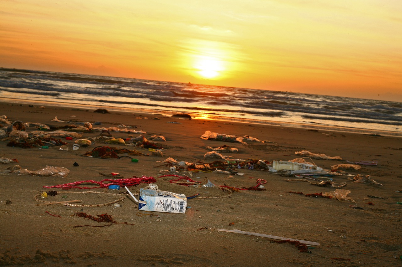 мусор на пляже