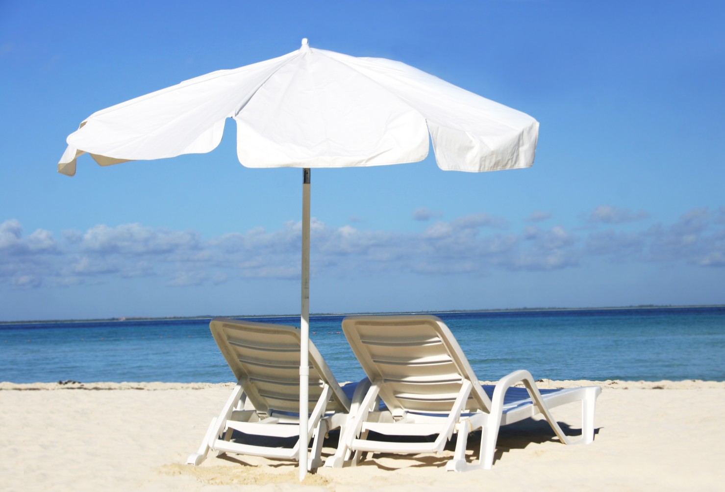 Морской зонтик. Шезлонг на пляже. Лежак на море. Зонтик на пляже. Пляж с лежаками и зонтами.