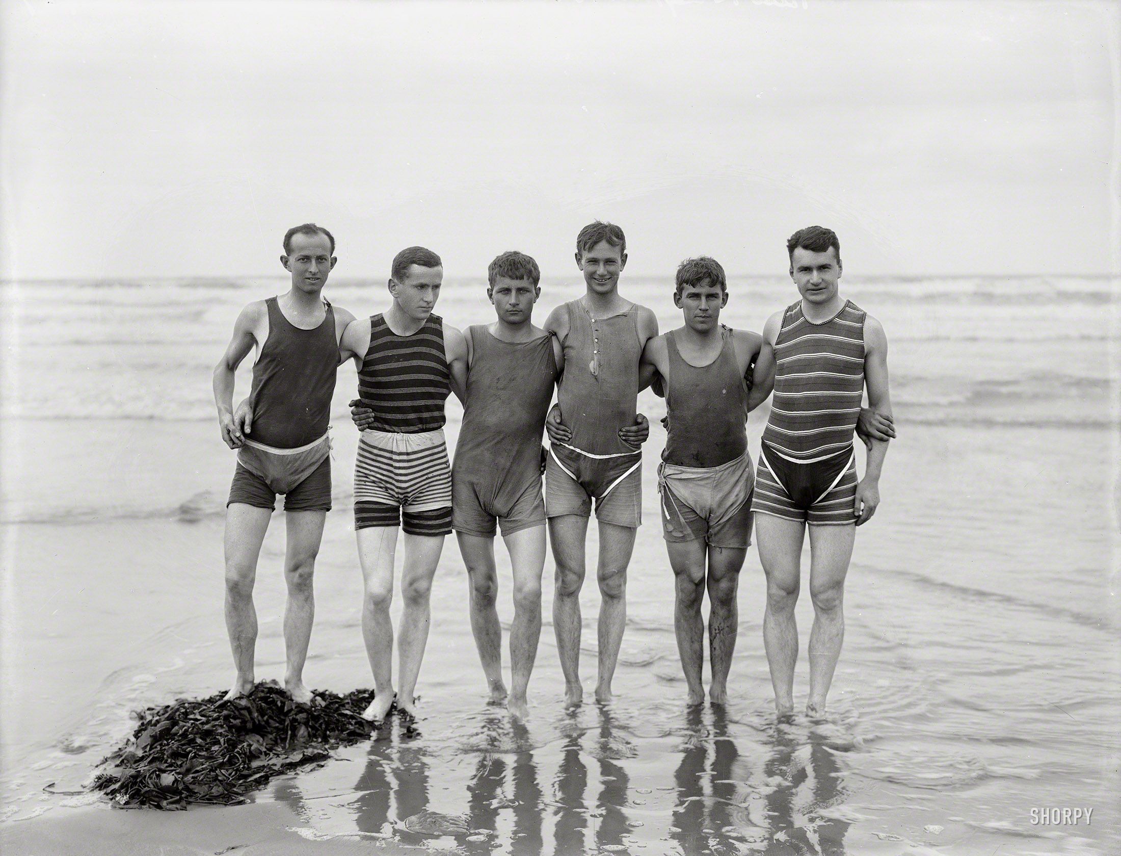 Мужчины в купальниках на пляже