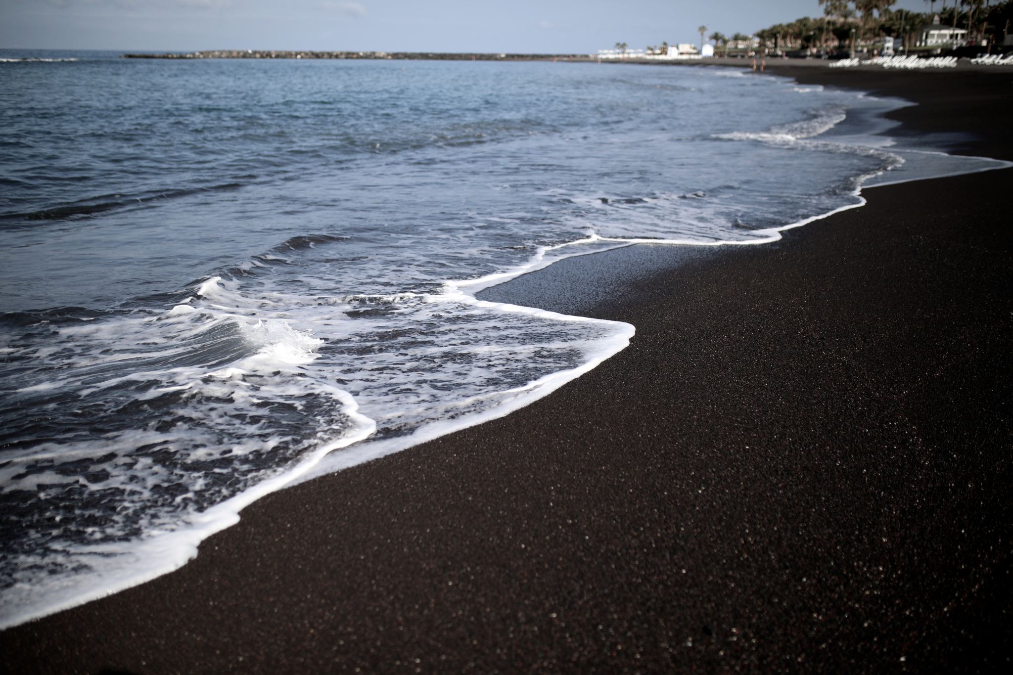 Пляж с черным песком на тенерифе