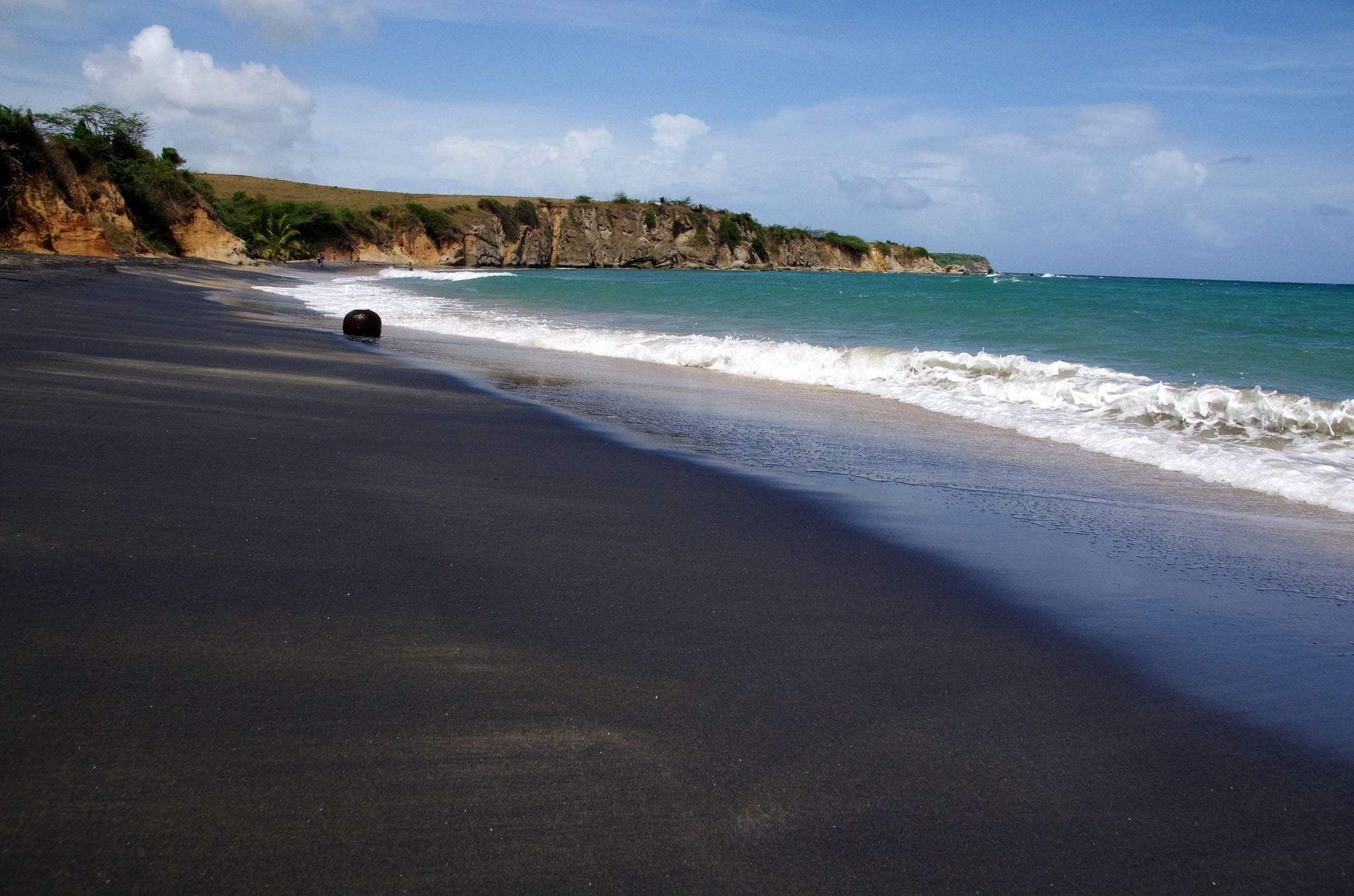 Пляж с черным песком на тенерифе