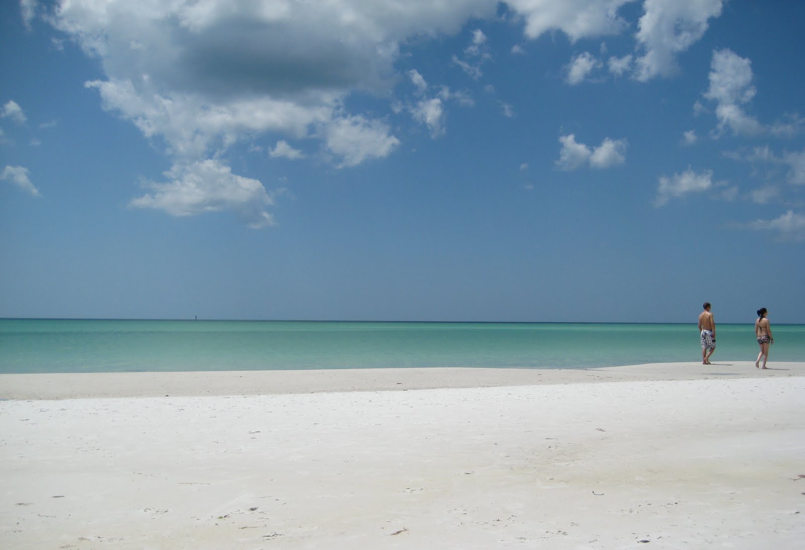 пляж с белым песком в крыму