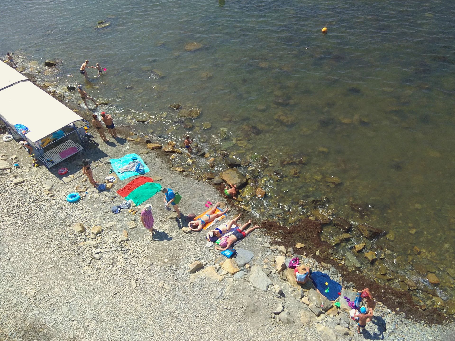 Галечный пляж в малой бухте Анапа