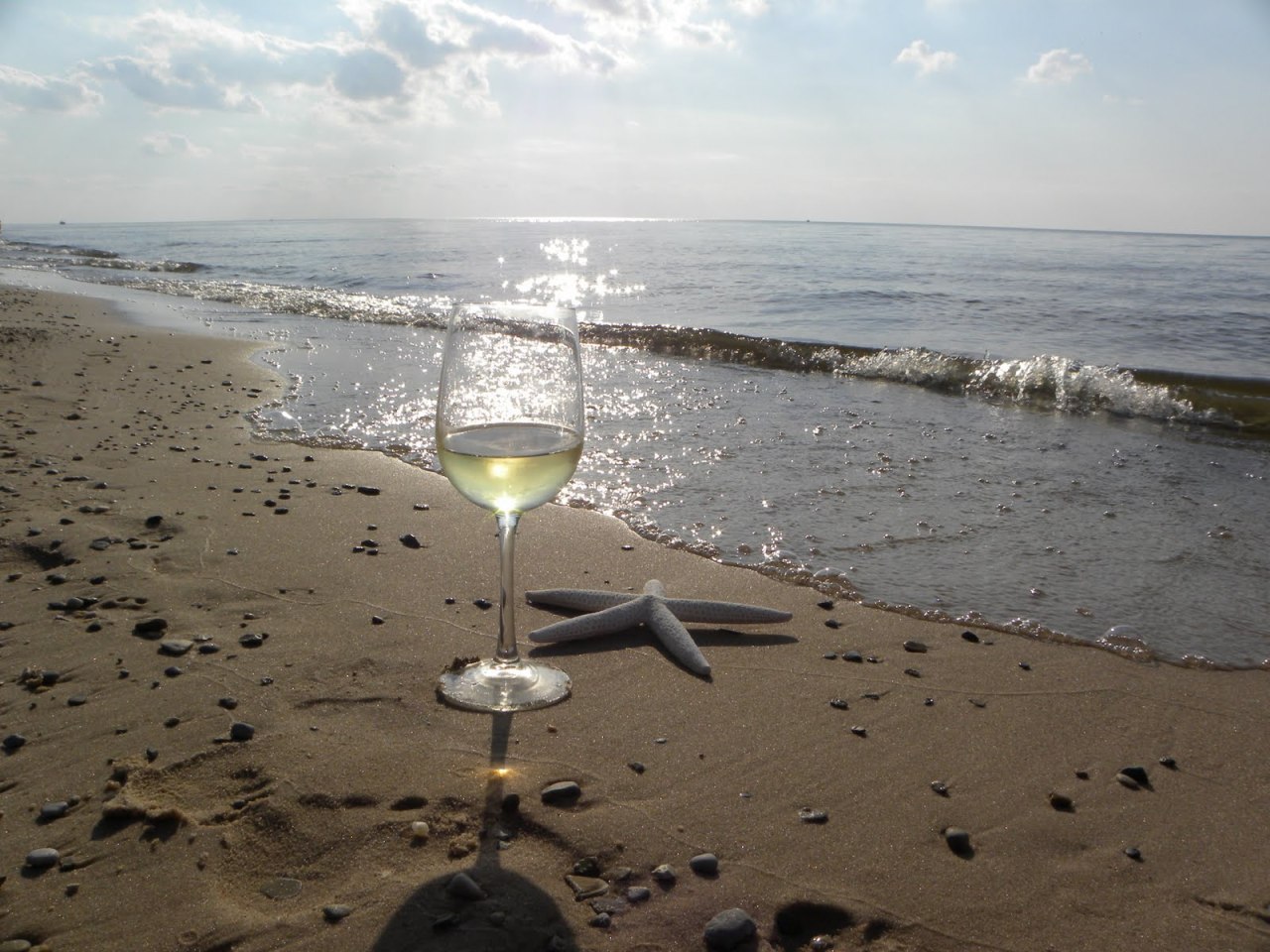Бокал вина на побережье