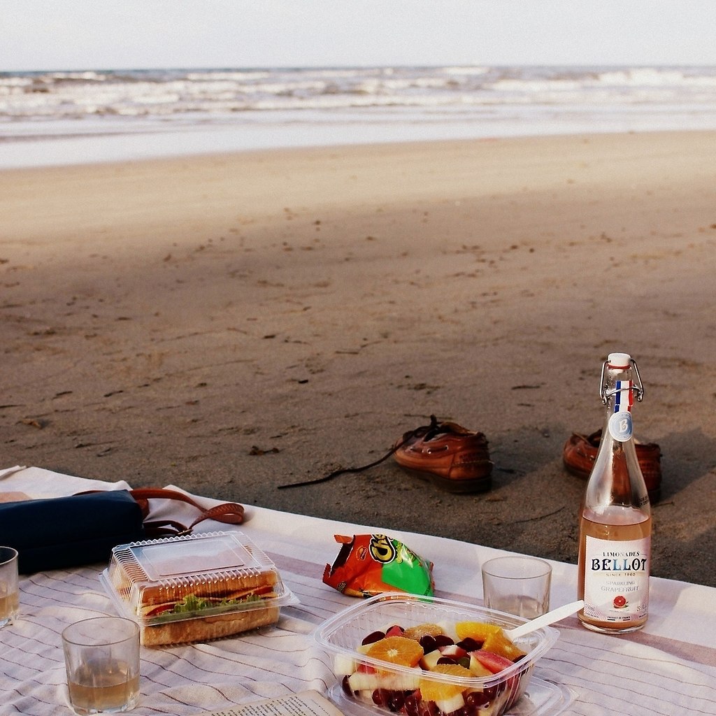 Куда переехать на море. Пикник на море. Пикник с пиццей у моря. Пицца на берегу моря. Пицца море.