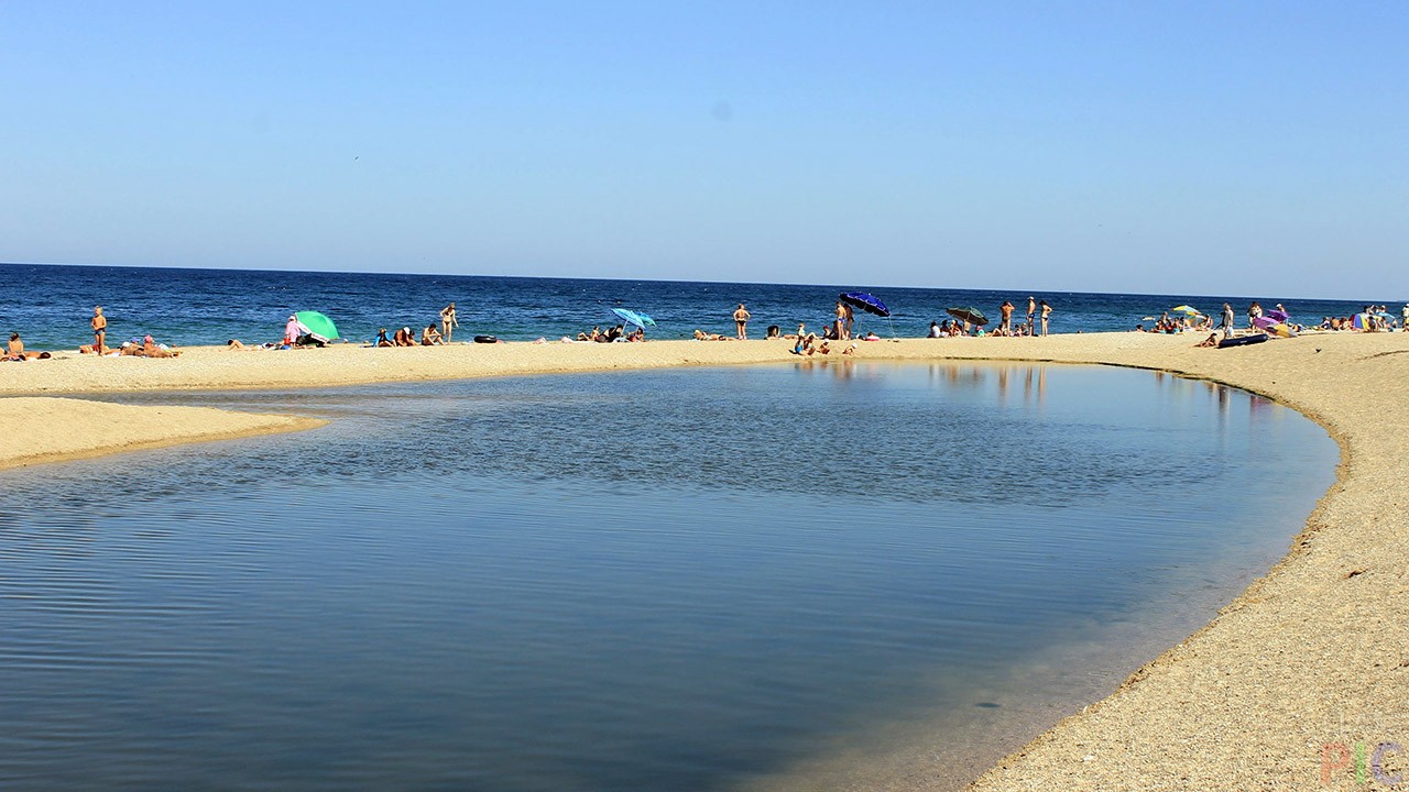 Песочный пляж в севастополе