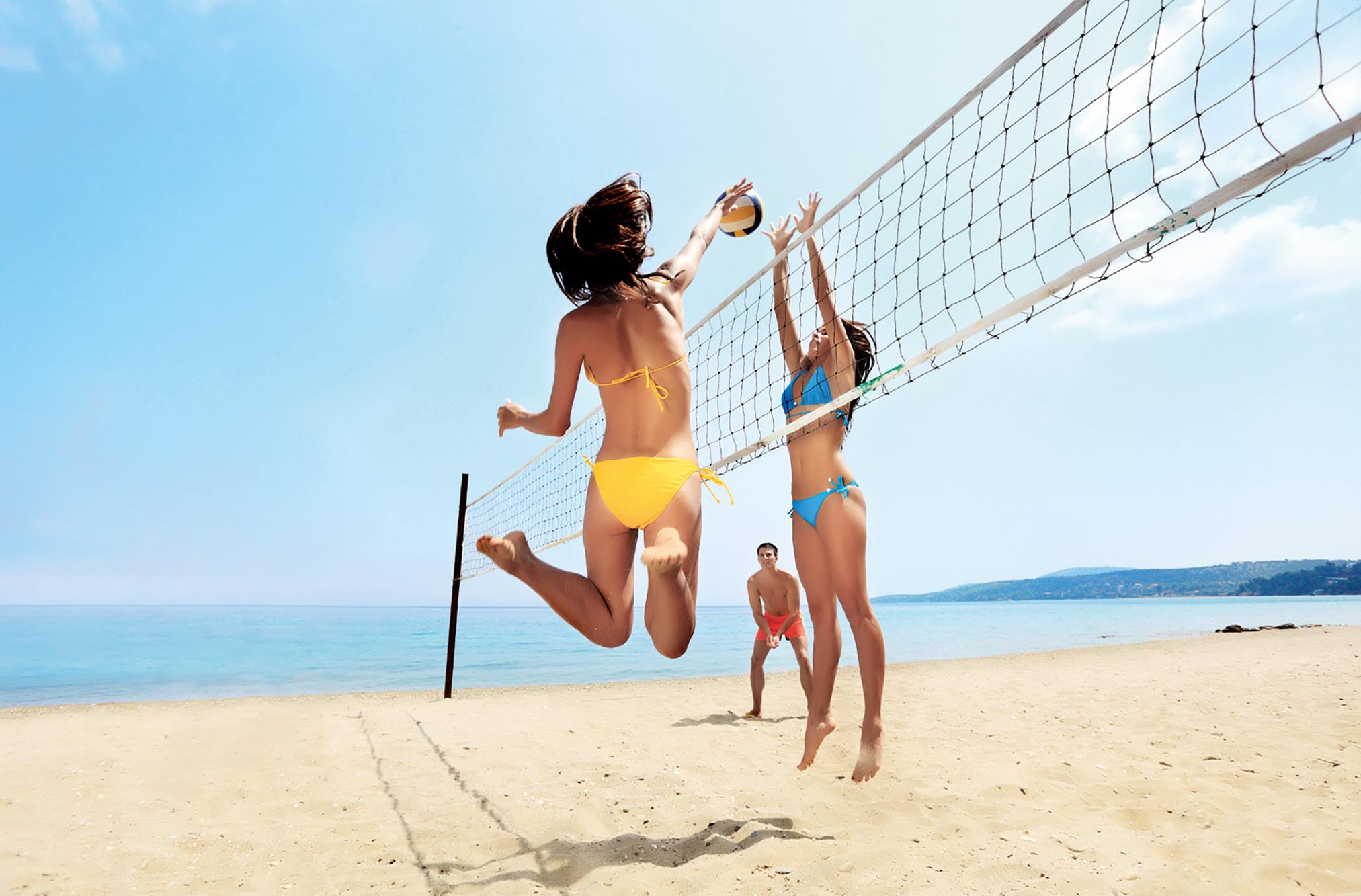 Развлечения на пляже. Волейбол на пляже. Спорт на пляже. Пляжный волейбол. Пляжный волейбол на пляже.