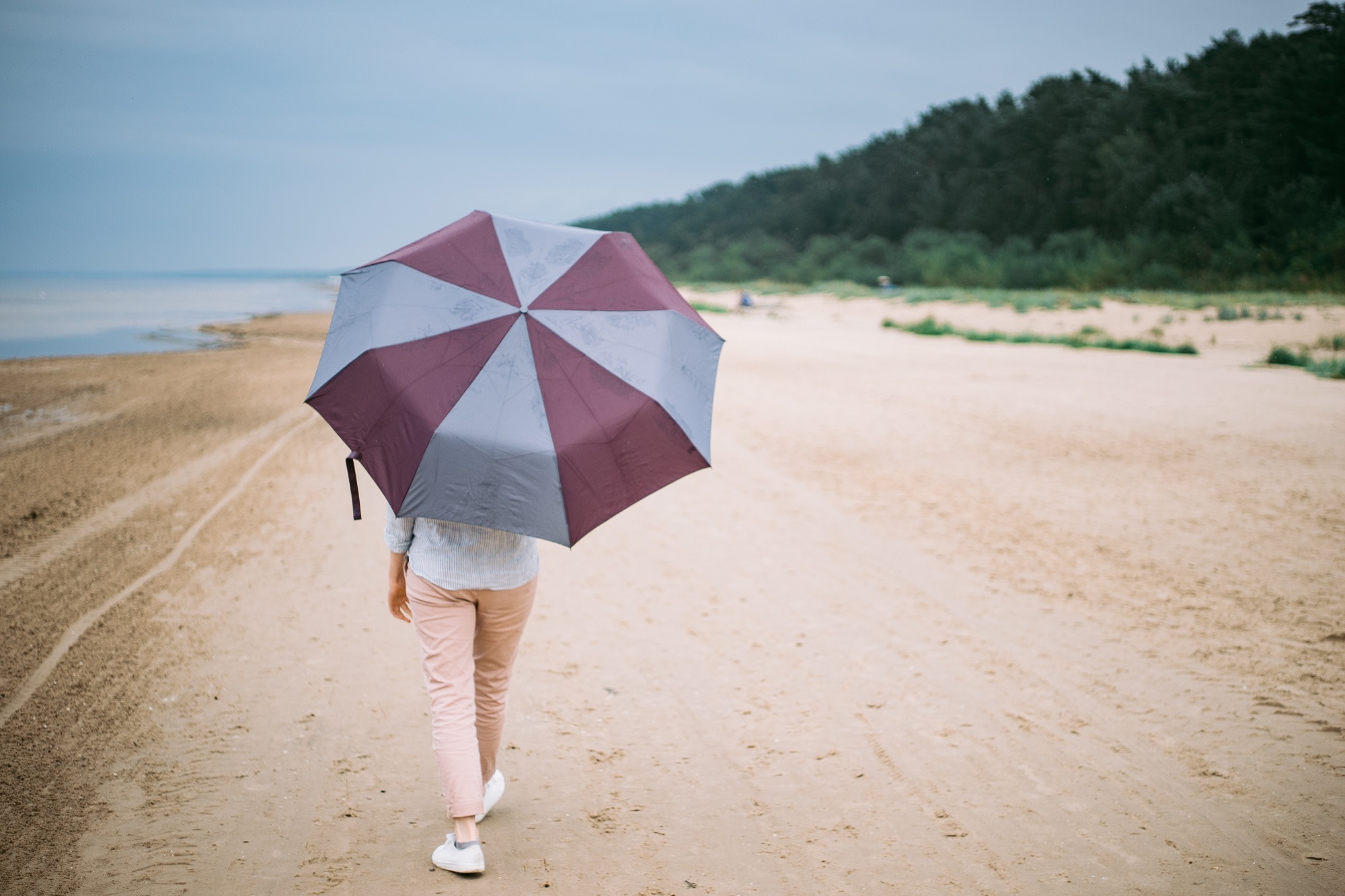 Девушка с зонтом на пляже