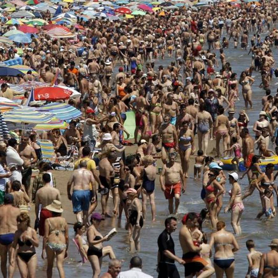 Толпа людей на пляже