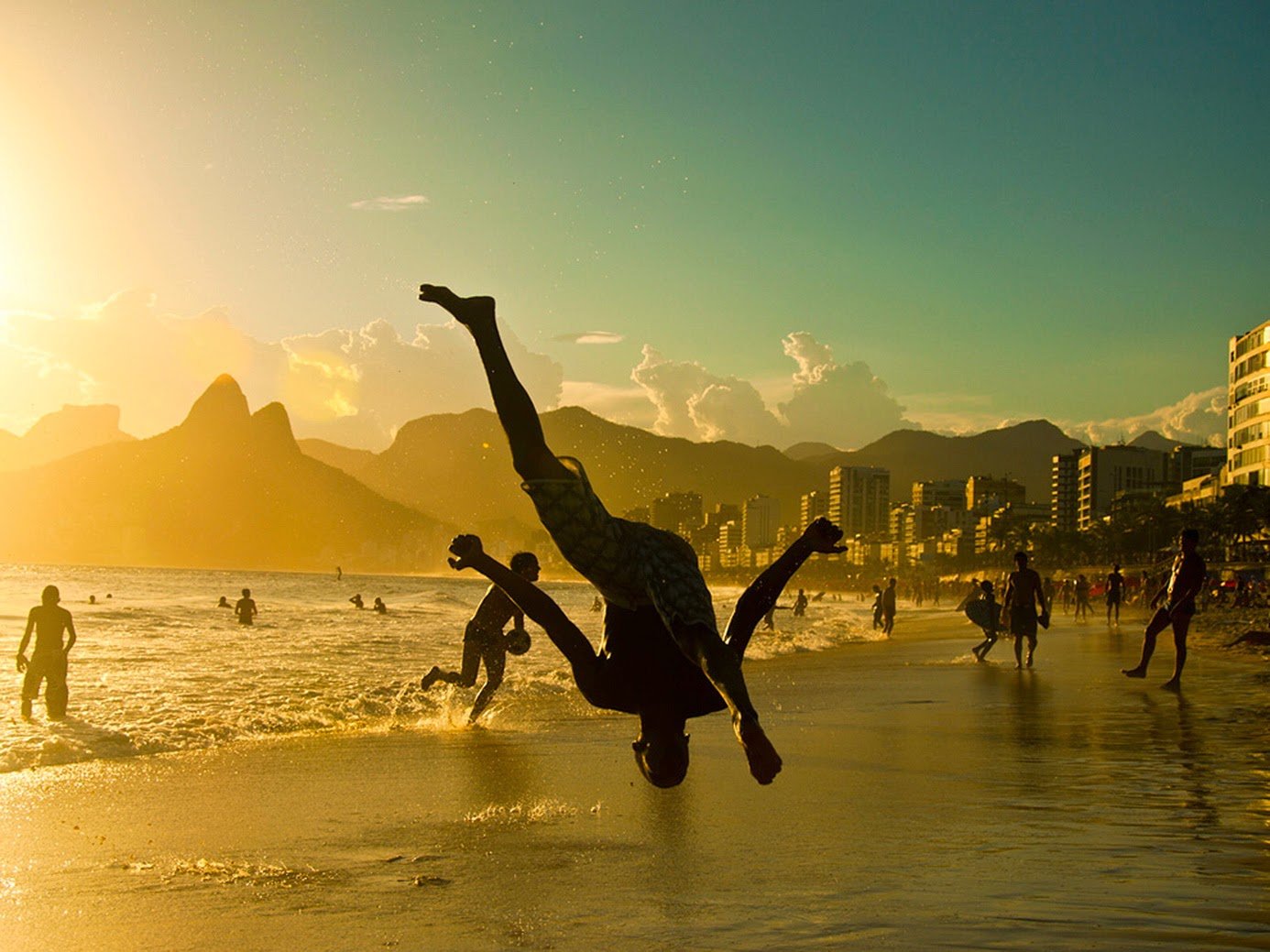 Пляж Ипанема в Рио-де-Жанейро люди
