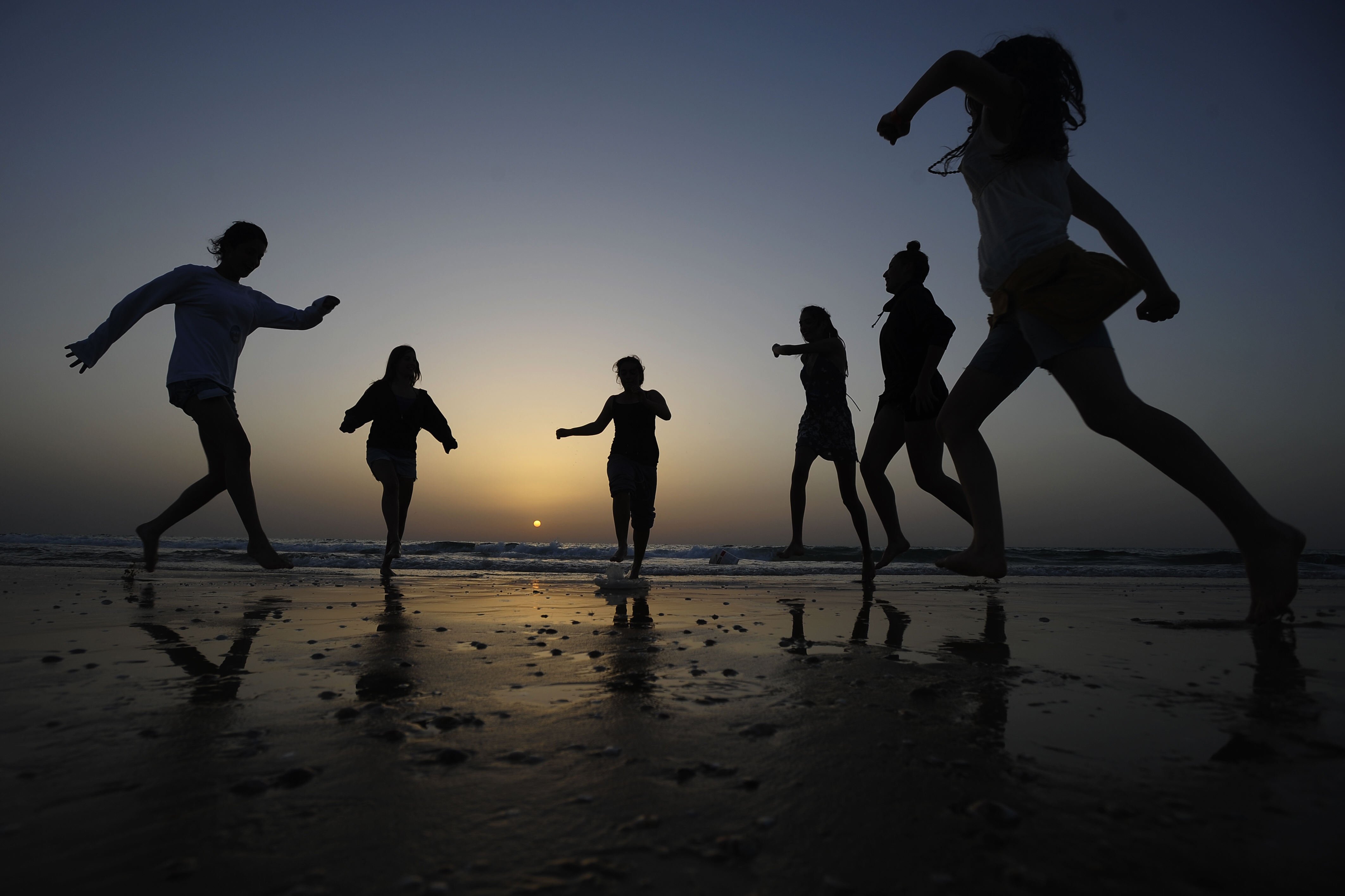 Танцующие на пляже