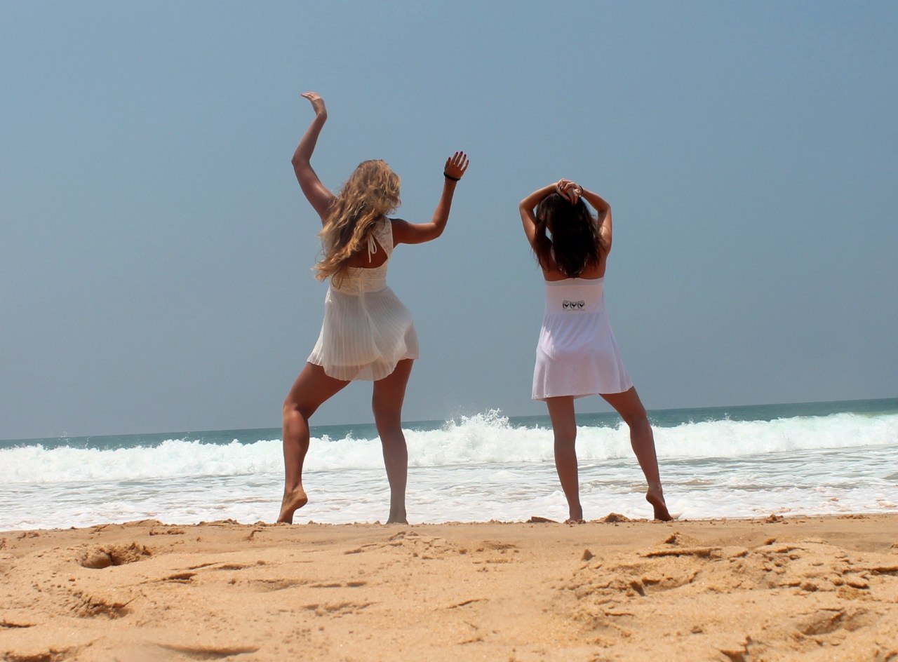 танцы на пляже