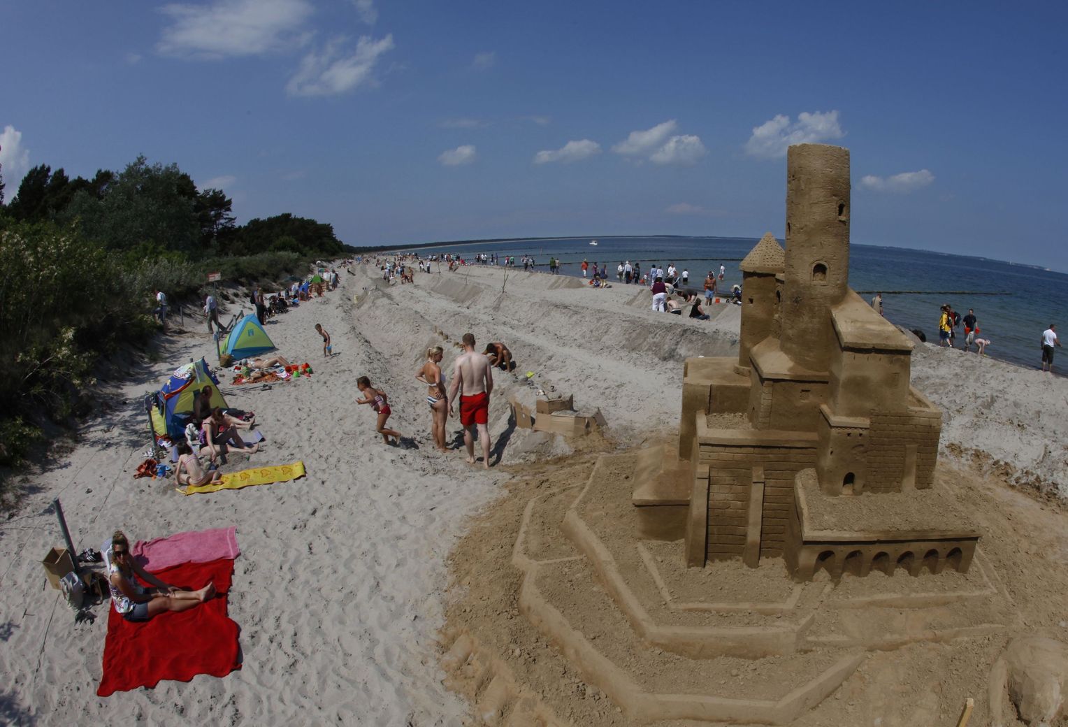 Самый большой песчаный замок в мире на пляже