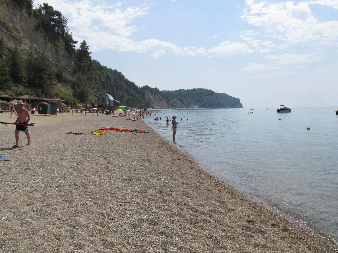 Песочный пляж в Абхазии в Пицунде