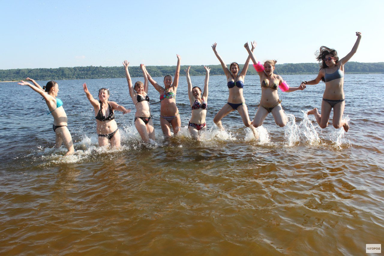 Отдохнуть летом на волге. Отдыхающие на Волге. Волга пляж. Лето на Волге. Отдых на речке.